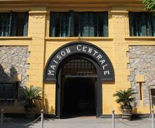 L’entrée de la prison Hỏa Lò - avec un panneau indiquant 'Maison Centrale'