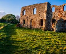 Les restes et ruines du Grey Friars friary sur la colline de Dunwich plage, Suffolk, Est-Anglie, Angleterre.